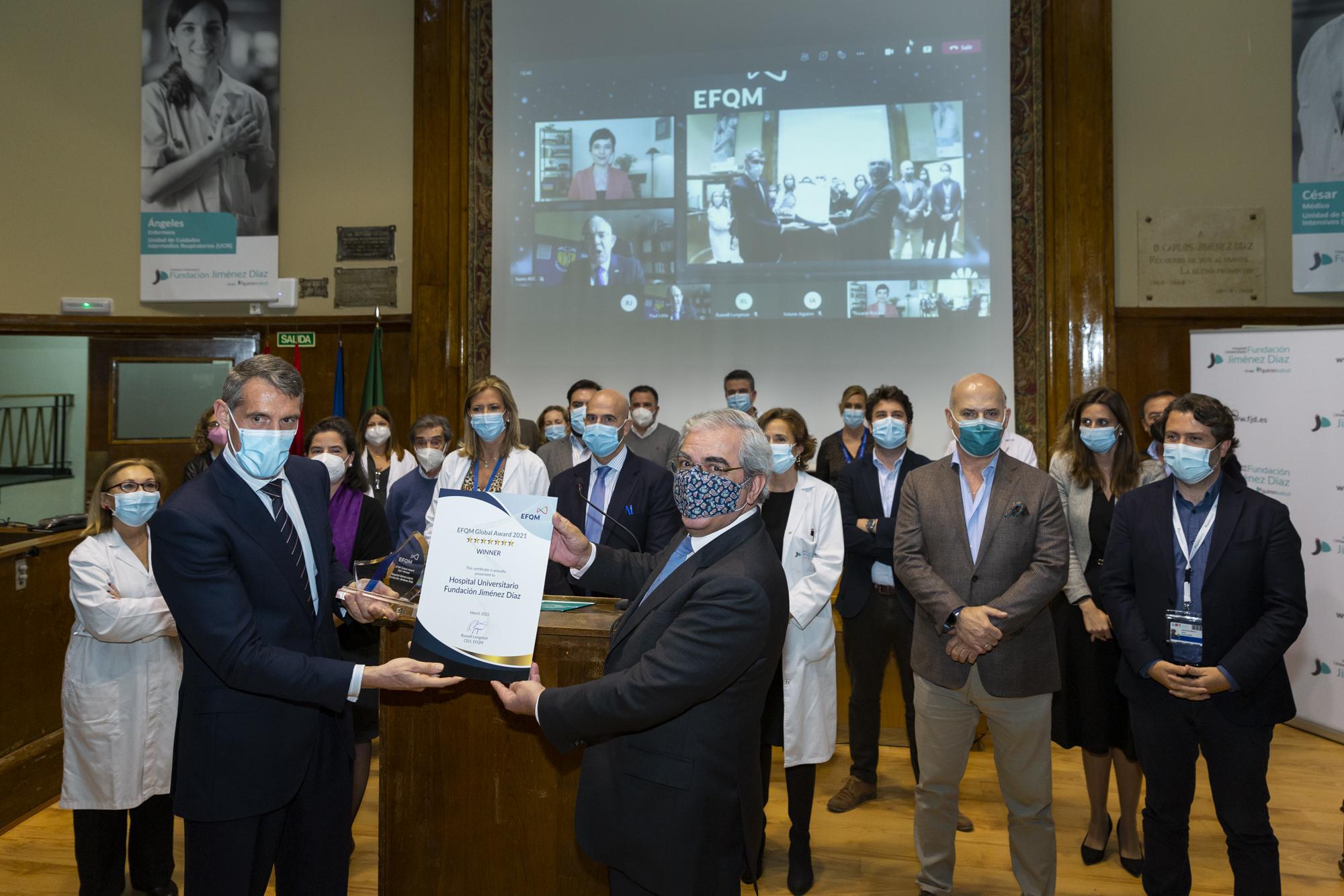 Juan Antonio Álvaro de la Parra, gerente de la FJD, recoge el EFQM Global Award