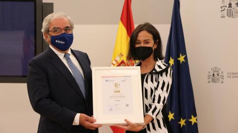 Foto-02_La presidenta de ENAIRE recibe el Sello EFQM 500